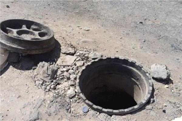مصرع طفل داخل بالوعة صرف صحي
