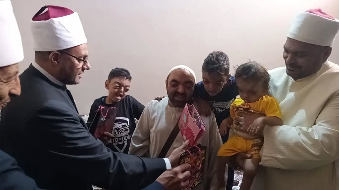 تكريم مواطن في أسوان