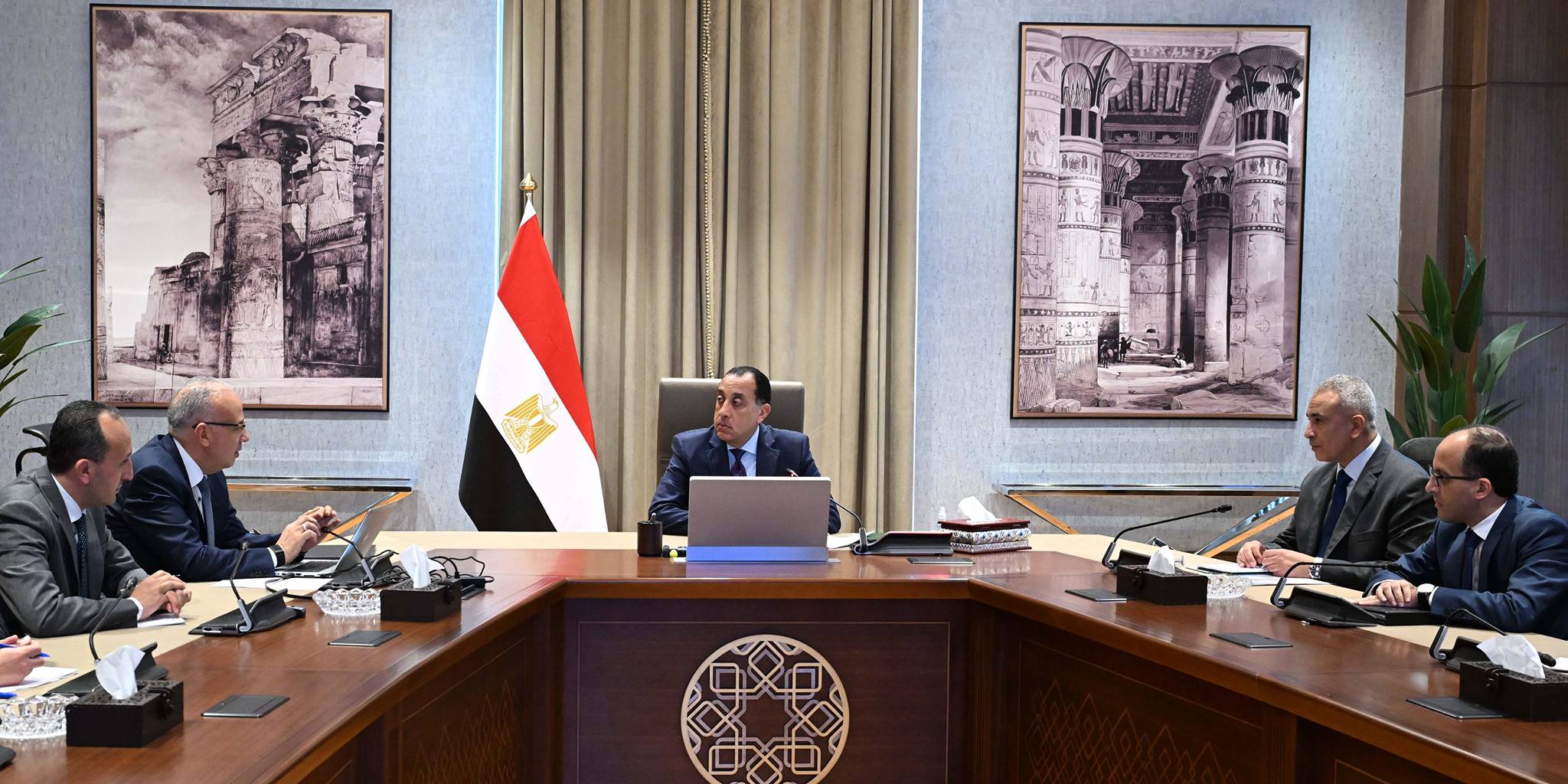 رئيس الوزراء مع وزير الري
