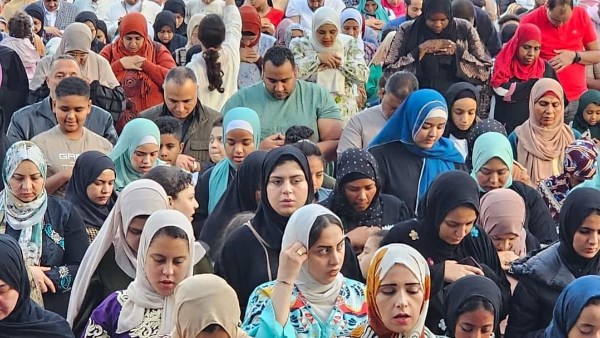 صلاة المرأة بجوار الرجل