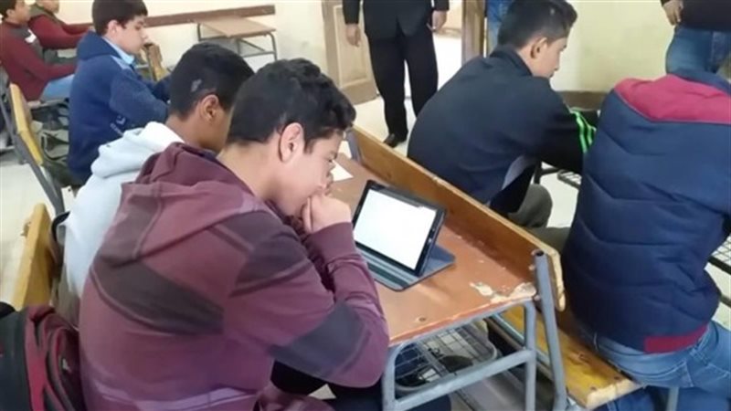 طلاب الصف الأول الثانوي 