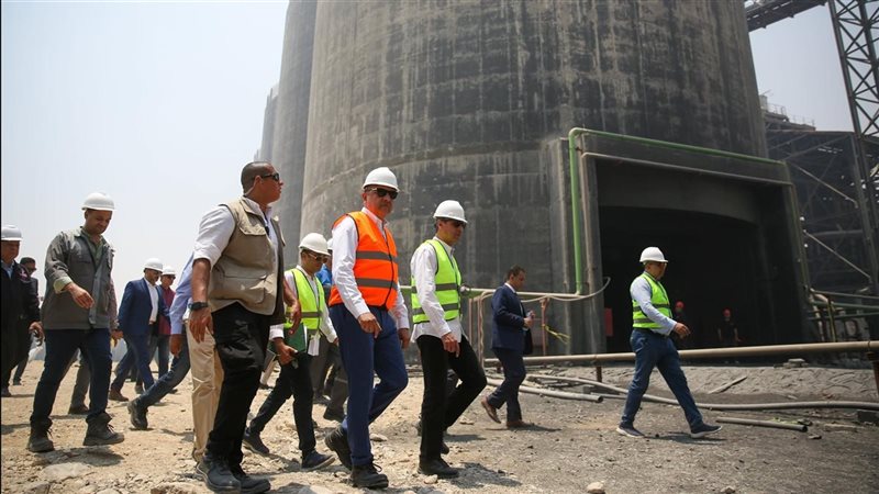 جولة وزير قطاع الأعمال بمصنع بلوكات الأنود الكربونية