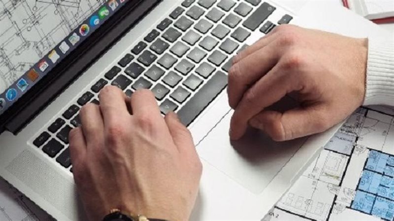 ما هي المنح المتاحة حاليًا من وزارة الاتصالات وتكنولوجيا الم