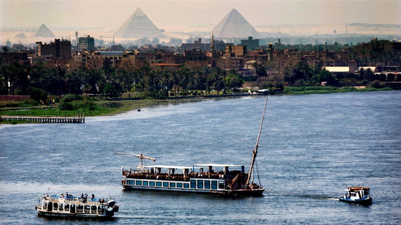 تطوير المراسي وتحديث الفنادق العائمة 