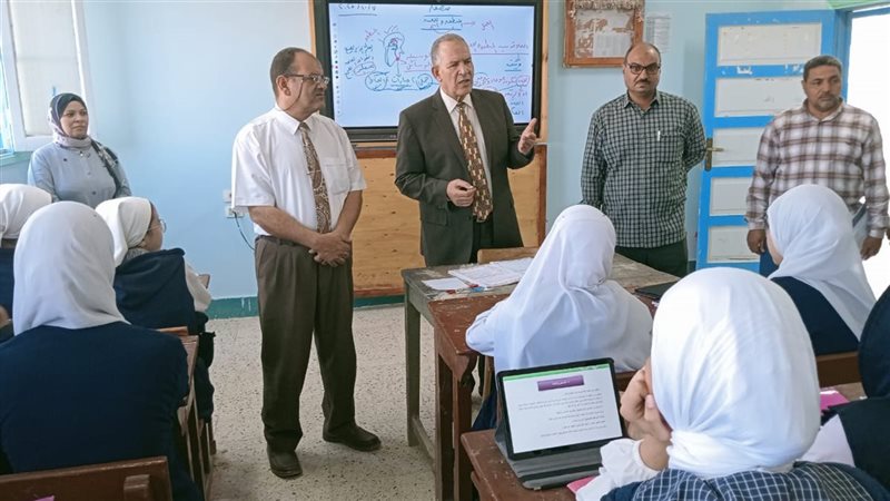 طلاب الصف الأول الثانوي 