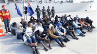 القوات البحرية تشارك في إنقاذ مركب هجرة غير شرعية بعد تعرضه للغرق