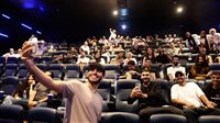 مينا مسعود يفاجئ جمهور القاهرة داخل دور العرض دعماً لفيلمه 