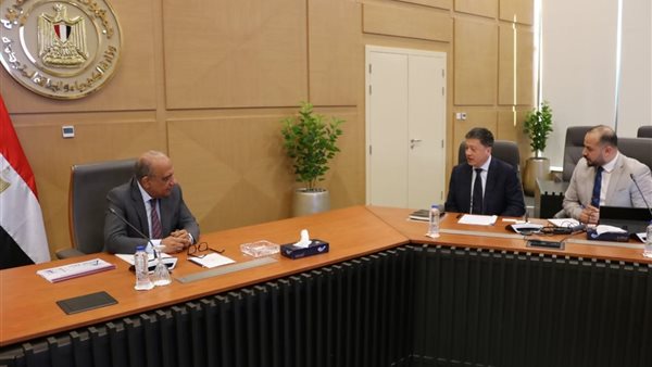 لقاء وزير الكهرباء مع رئيس الشركة الصينية 