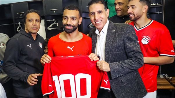 محمد صلاح يحتفل بالمباراة رقم 100