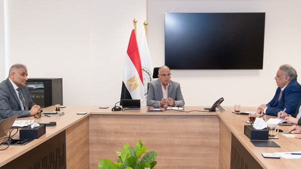 وزير الري يتابع الموقف التنفيذي لمصرف كيتشنر