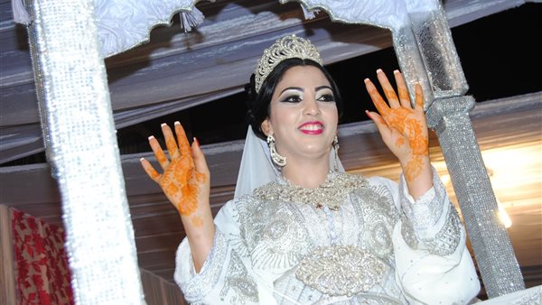 المرأة تدفع تكاليف نفقات الطلاق