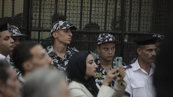 سفاح التجمع داخل القفص خلال جلسة اليوم