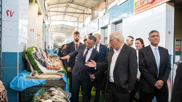 الرئيس الألماني في سوق السمك بالجيزة 