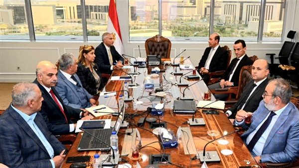 اجتماع الإسكان لمتابعة مشروع حديقة تلال الفسطاط