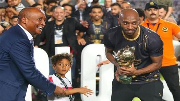 شيكابالا يحمل كأس الكونفدرالية