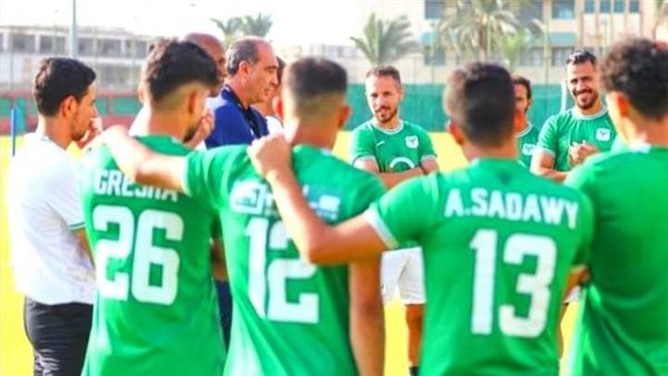 علي ماهر مع لاعبي المصري 