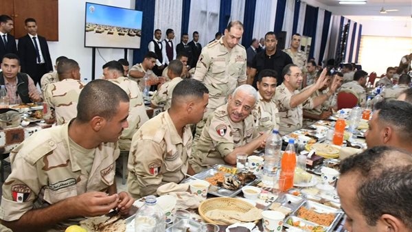وزير الدفاع والإنتاج الحربي يتناول الغذاء مع مقاتلى المنطقة 