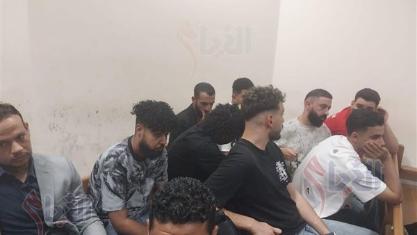 شقيق حسين الشحات خلال تواجده بجلسة محاكمة أحمد فتوح 