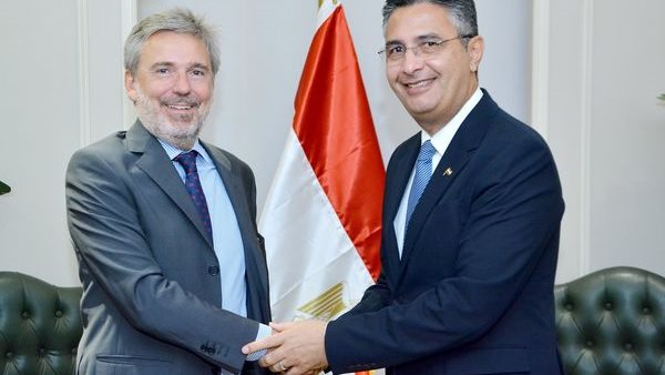 وزير التموين مع السفير الإيطالي