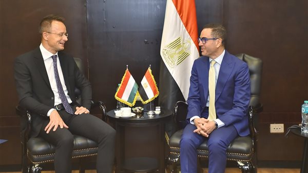  وزير الاستثمار ووزيرالتجارة المجري
