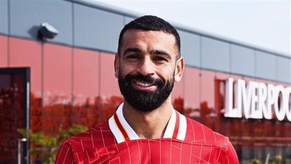 محمد صلاح مع جائزة لاعب الشهر 
