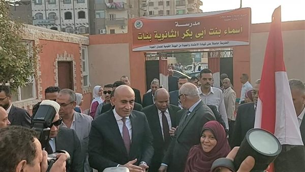  وزير التعليم يحاور طالبات مدرسة بسوهاج 