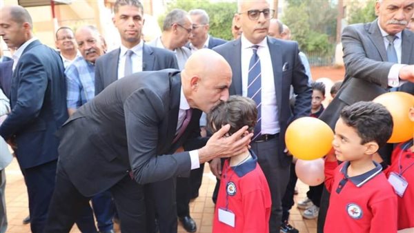 3 صور لوزير التعليم من سوهاج تثير إعجاب رواد السوشيال