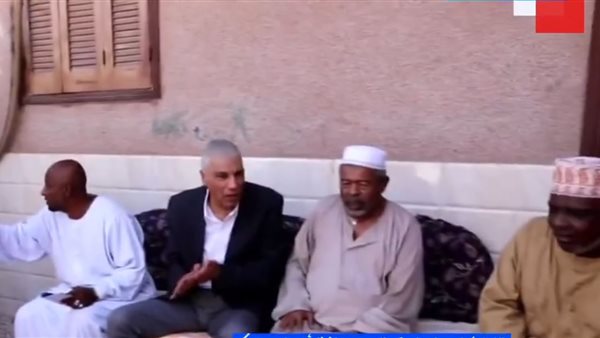محافظ أسوان برفقة الأهالي