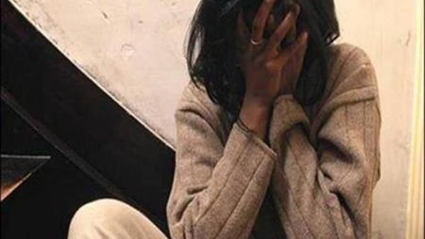 فتاة تستغيث من أسرتها في المنصورة- تعبيرية