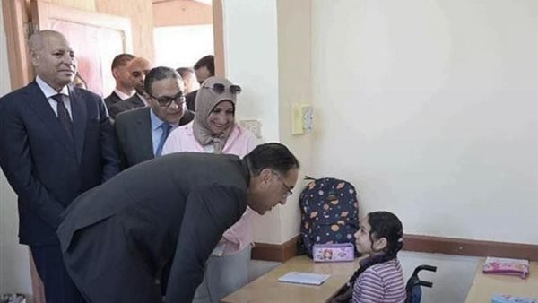 حوار بين رئيس الوزراء وطالبة من ذوي الهمم