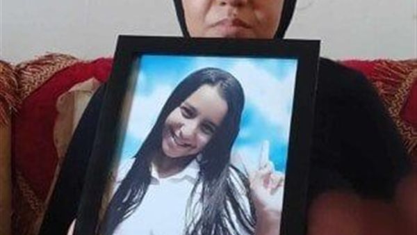 والدة الضحية مع ابنتها 