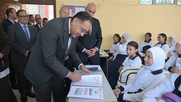 رئيس الوزراء يتفقد عدد من المدارس