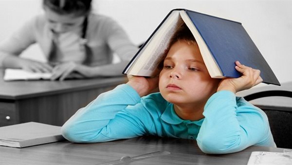 المكافات قد تكون أحد حلول المذاكرة للطفل العنيد