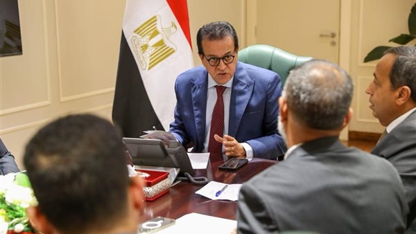 وزير الصحة  يناقش تعزيز التعاون مع شركة روش في مجال صناعة ال
