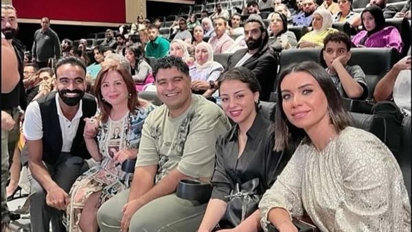 الفنان محمود الليثي مع أبطال فيلم عنب والفنانة إلهام شاهين 