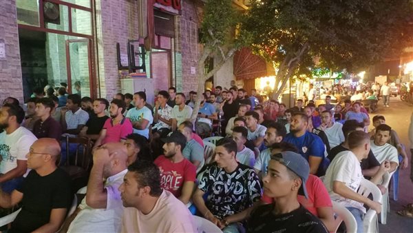 مقاهي مصر كاملة العدد لمشاهدة مباراة الأهلي والزمالك