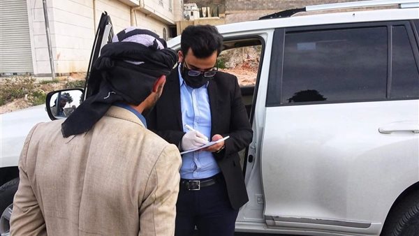 طبيب يقدم استشارات طبية بالمجان في الشوارع