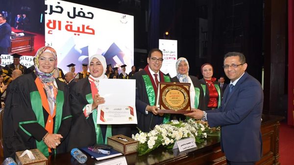 مراسم تخرج كلية الإعلام جامعة القاهرة 