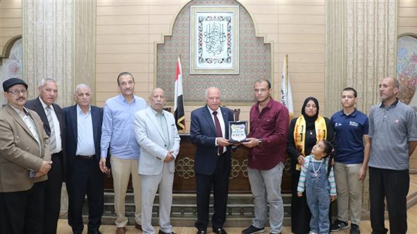 أسرة معلم توفي قهرًا بالمنيا