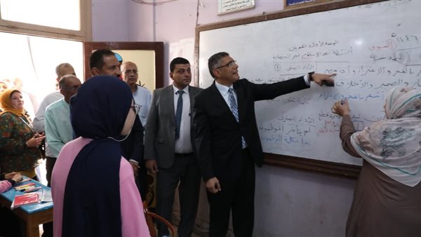 محافظ الجيزة خلال جولة تفقدية بالمدارس
