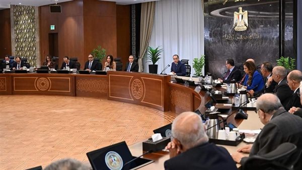 اجتماع رئيس الوزراء وعدد من المفكرين والعلماء