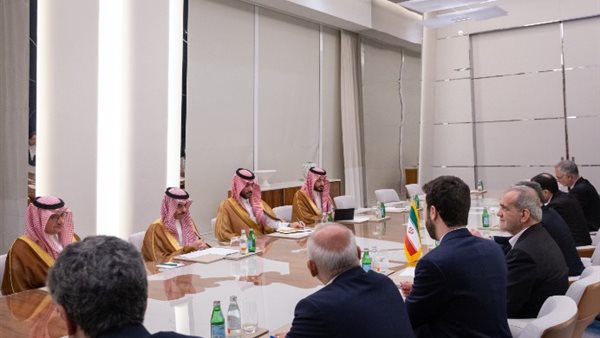 مسعود بزشكيان خلال لقاءه بوزير خارجية السعودية بالرياض