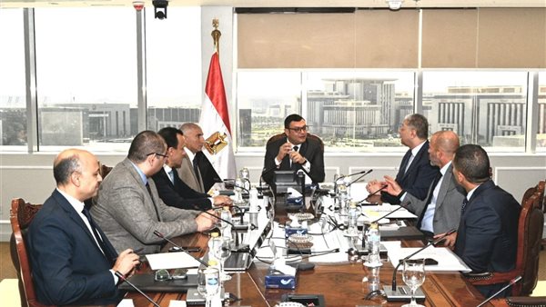 وزير الإسكان خلال الاجتماع