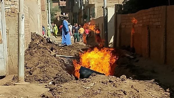 إخماد حريق بخط غاز