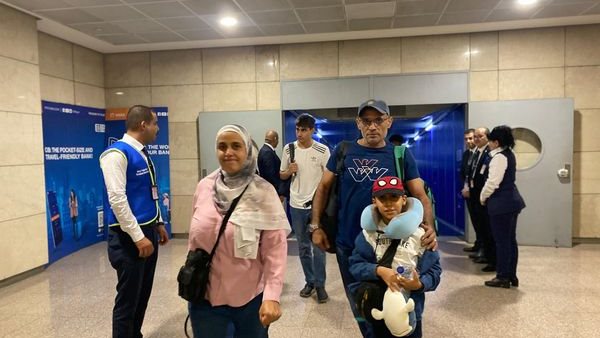 نقل المصريين العالقين في لبنان