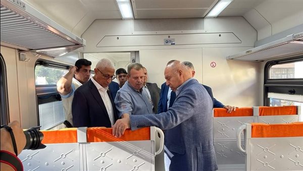 الفريق كامل الوزير من داخل قطار سيناء الجديد