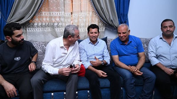 وزير الشباب في منزل محمد صلاح