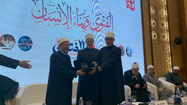 تكريم الدكتور شوقي علام خلال ندوة دار الإفتاء