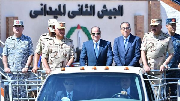 الرئيس السيسي يشهد اصطفاف الفرقة السادسة المدرعة