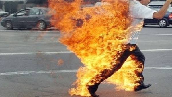 شاب يشعل النيران في جسده 